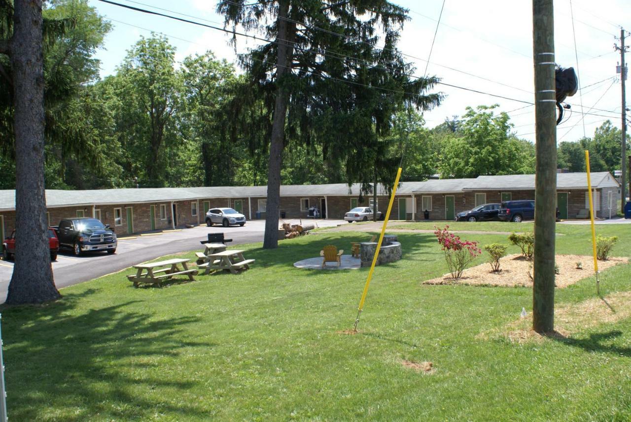 Whispering Pines Motel - Эшвилл Экстерьер фото